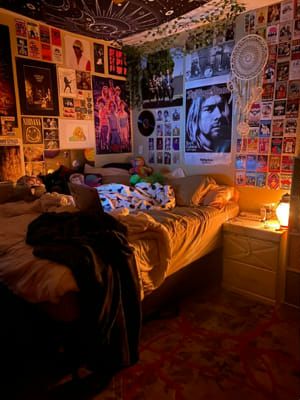 Not Square Bedroom, Retro Bed Rooms Ideas, Grunge Inspired Room, Modern Hippy Bedroom, Retro Bedrooms Ideas, Small Indie Bedroom, Graphic Room Design, Maximalist Room Posters, 2020 Bedroom Trends