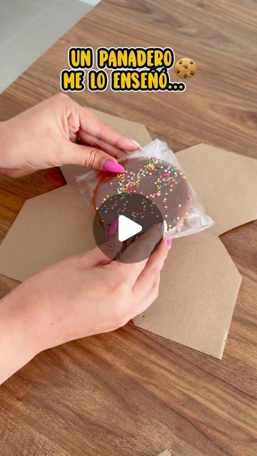 Tips de Lina on Instagram: "Una idea preciosa para envolver tus galletas 🤗 #tips #tipshogar #lifehacks #ideas #home #ideascreativas #losabias #lifehacks #ideas #amadecasa #hacks" Chocolate Wrapping Ideas, Cookie Display, Gift Hacks, Chocolate Crafts, Party Favors For Adults, Chocolate Wrapping, Creative Gift Wraps, Gift Wrapping Bows, Present Wrapping