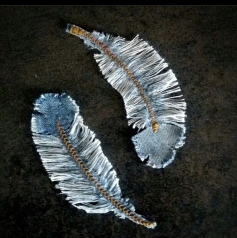 Denim Feathers Diy, Denim Leaves, Denim Feathers, Återvinna Jeans, Fun Denim, Recycled Jeans Bag, Make Paper Flowers, Denim Earrings, Feather Diy