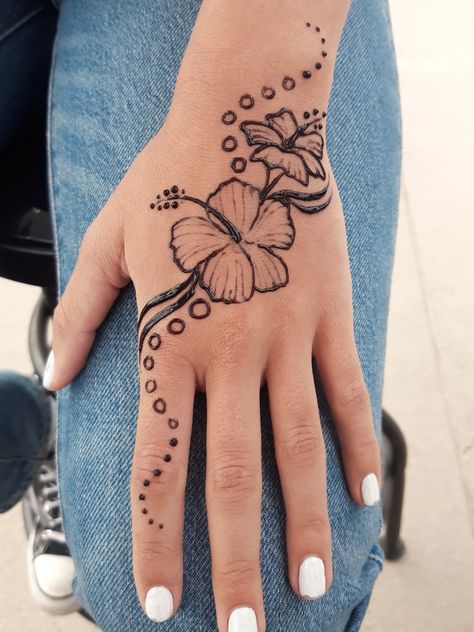 Cute Hand Henna Tattoos, Cute Henna Designs On Thigh, Cute Henna Tattoos Hand Easy, Cool Simple Henna Designs, Indie Henna Designs, Simple Henna Designs For Beginners Hand Flower, Henna Tattoo Designs Feet Simple, Easy Hannah Tattoos, Bic Body Mark Tattoo Ideas