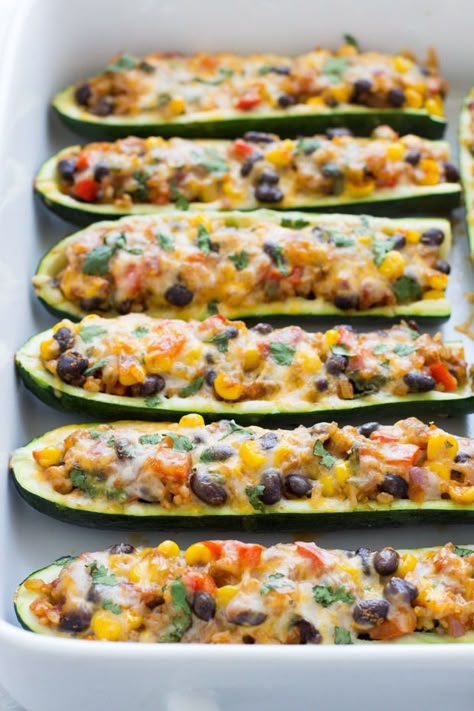 Mexican Zucchini Burrito Boats- a simple meatless meal packed with Mexican flavor! #vegetarian #glutenfree Easy Beach Lunch Ideas Clean Eating, Pescatarian Vegetarian Recipes, Low Glucose Recipes, Vegetable Centered Meals, Burrito Boats, No Meat Meals, Mexican Zucchini, Resep Vegan, Meatless Meal