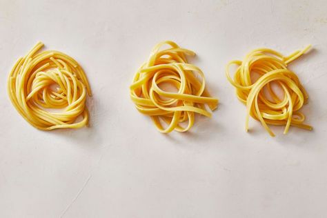 Talking Pasta: Spaghetti Vs. Linguine Vs. Fettuccine Pasta Styling, Homemade Spaghetti Noodles, Clam Sauce Linguine, Types Of Pasta, Dry Pasta, Dried Pasta, Fettuccine Noodles, Clam Sauce, Light Sauce