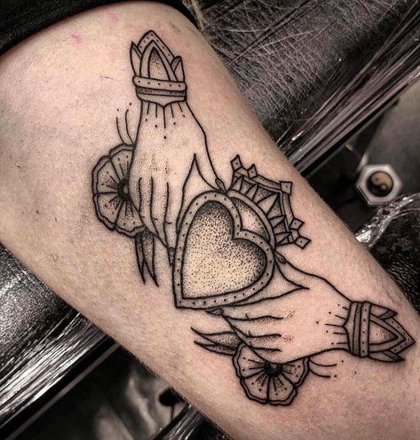 Claddagh Tattoo Traditional, American Traditional Claddagh Tattoo, Claddagh Illustration, Claughdaugh Ring Tattoo, Claughdaugh Tattoo, Traditional Claddagh Tattoo, Claddagh Tattoo Women, Ireland Tattoo Ideas, Claddagh Ring Tattoo