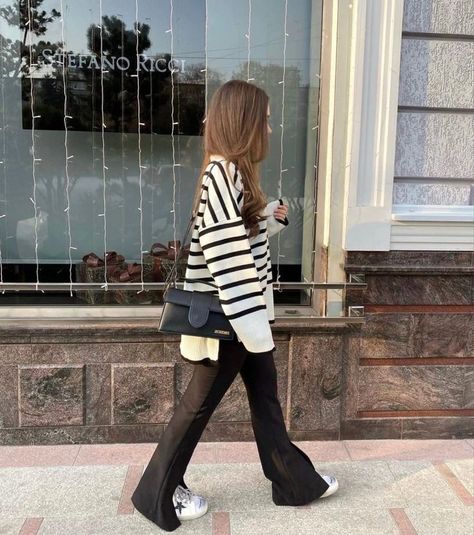 Clinical Psychologist Outfit, Striped Sweater Outfit Aesthetic, Psychologist Outfit, Striped Sweater Outfit, Classy Street Style, Sister Outfits, Winter Fashion Outfits Casual, Sweater Trends, Stylish Work Outfits