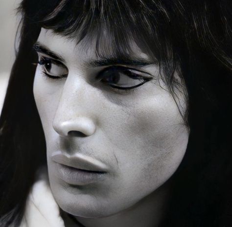 Freddie Mercury With Eyeliner, Freddie Mercury Early 70s, Freddie Mercury Makeup, Queen Queen, Freddy Mercury, Queen Photos, Sweeney Todd, Queen Freddie Mercury, Queen Pictures