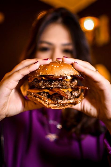 American Food Photography, Burger Photography Ideas, Burger Food Photography, Food Videography, Food Photoshoot, Restaurant Photography, Burger Restaurant, Burger Bar, Grilled Chicken Salad