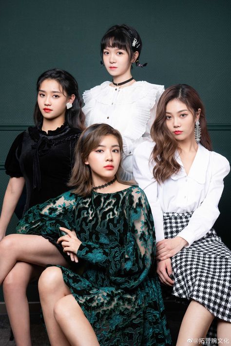 Girls Group Photoshot Style, Gown Models, Chuang 2020, Group Picture Poses, Group Photoshoot, Cosplay Poses, Photography References, Victoria Song, Idol Life