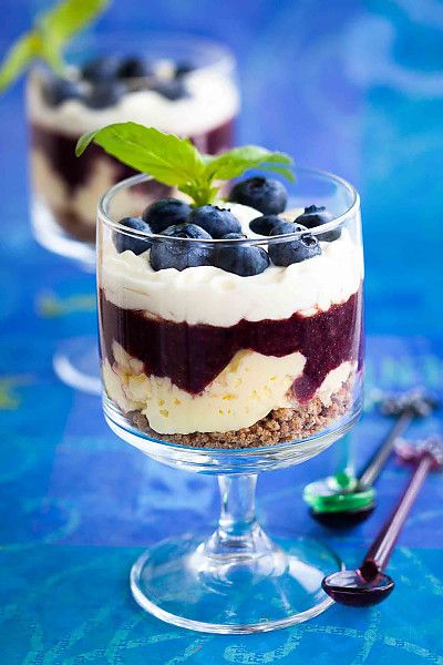 Blueberry Parfait Recipe Blueberry Parfait, Breakfast Parfait Recipes, Blueberry Trifle, Parfait Recipe, Berry Parfait, Parfait Breakfast, Honey Yogurt, Parfait Recipes, Yogurt Breakfast