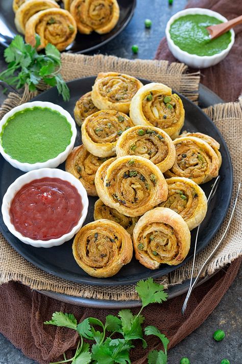 Samosa Rolls, Punjabi Appetizers, Savoury Pinwheels, Samosa Appetizers, Pastry Filling Ideas, Puff Pastry Healthy Recipes, Samosa Pastry Recipe, Puff Pastry Recipes Indian, Puff Pastry Samosa