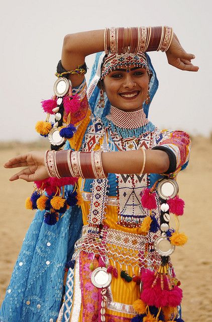 Rajasthan Gypsy...so colorful. Colorful Clothing, Photographie Portrait Inspiration, India People, Indian Dance, World Best Photos, South Asia, World Cultures, Folk Costume, Incredible India