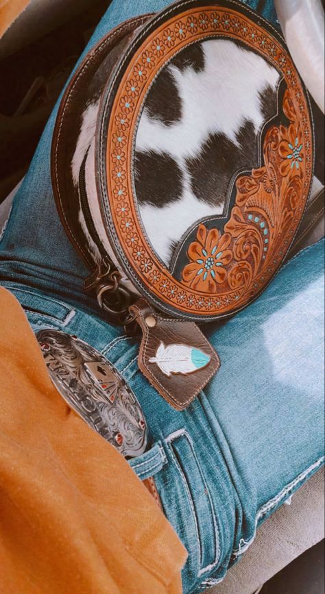 Western Purses And Handbags Cowgirl, Round Western Purse, Cute Western Purses, Western Purses And Handbags, Country Purses, Cowgirl Purse, Western Bags Purses, Aesthetic Purse, Western Bags