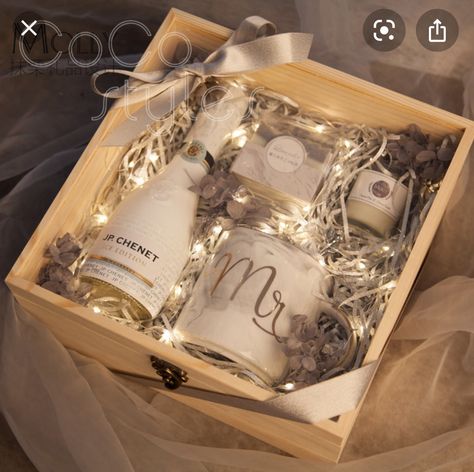 Homemade Gift Baskets, Christmas Basket, Creative Wedding Gifts, Birthday Gifts For Boyfriend Diy, Diy Xmas Gifts, Diy Jar Crafts, Gift Box Design, Alcohol Gifts, Birthday Gifts For Husband