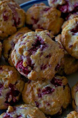 Raspberry Banana Muffins Raspberry Banana Muffins, Banana Raspberry Muffins, Raspberry Oatmeal Muffins, Raspberry Muffin Recipes, Raspberry Banana, Raspberry Oatmeal, Raspberry Scones, Banana Buttermilk, Coconut Muffins