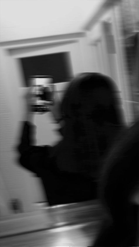 Aesthetic Blurry Mirror Selfie, Blur Picture, Instagram Profile Pic, Cute Photo Poses, Blur Photography, Blurry Pictures, Instagram Profile Picture Ideas, Cute Images For Dp, Photos For Profile Picture