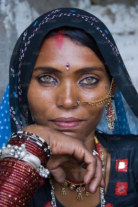 Portrait of a beautiful Rajasthani woman (India) | Let'sch Focus Aesthetic Portraits, Thar Desert, 90s Actresses, Faces Women, Indian Handicrafts, Black And White Picture Wall, Rural India, Women In India, India People