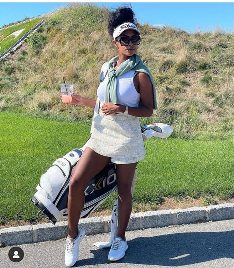 Cute womens golf outfit #golfoutfit #golfbabes Golf Tournament Guest Outfit, Black Women Golf Outfit, Pregnant Golf Outfit, Golf Jacket Outfit, Curvy Golf Outfits Women, Old School Golf Outfits, Golf Outfit Black Women, Golf Black Women, Golf Aesthetic Black Woman