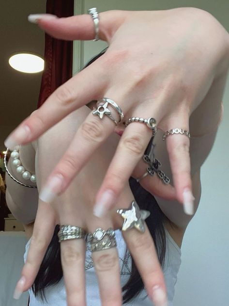 Rings Silver Chunky, Styling Rings Silver, Silver Jewelry Outfits, Silver Ring Stack Chunky, Chunky Jewelry Aesthetic Silver, Silver Rings Stack Aesthetic, Metal Mixing Jewelry, Julery Aesthetic, Funky Jewelry Silver