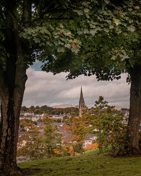 One of the best destinations in the world to celebrate Halloween is in Derry in Northern Ireland. After all the celebration of Halloween has it's origins in Ireland and Derry Halloween has been voted the number one Halloween Destination in the world. Here's what to expect for Halloween in Derry | Best Halloween Destination in the World | Halloween Destinations | Best Places to visit for Halloween | Best Halloween Destinations | Derry Ireland Derry Northern Ireland, Londonderry Ireland, Ireland Cities, Derry Ireland, Derry Londonderry, Halloween Destinations, Northern Ireland Travel, Derry City, Ireland Aesthetic