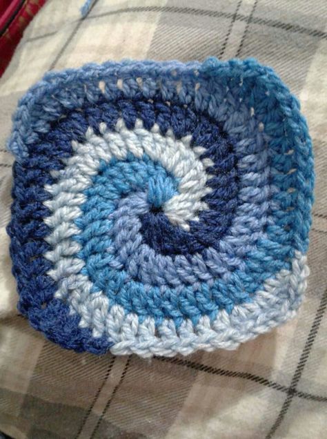 Spiral granny square Alt Granny Squares, Coraline Granny Square, Crazy Granny Square Crochet, Wave Granny Square Pattern, Lightning Bolt Granny Square, Swirl Granny Square Pattern, Spiral Crochet Blanket, Swirl Granny Square, Spiral Granny Square Blanket