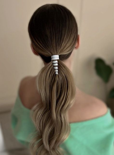 The most beautiful trend hairstyles for 2023 including styling tips | We invite you to take a look into the year 2023 with us in terms of hairstyles and show you which hairstyles – from short to long – are particularly p... Hair Bun Design, Easy Casual Hairstyles, Simple Hairstyle For Saree, Western Hairstyles, Cutest Hairstyles, Bun Design, Trend Hairstyles, Hairstyles For 2023, Haircut Images