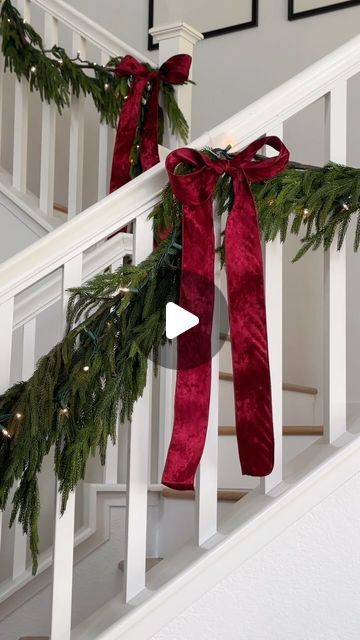 Brenda Anguiano German on Instagram: "Comment LINK for the ribbon ✨🎁 #christmasbow #christmasbows #christmasdecor #christmasdiy #xmasdiy #staircases #christmashome #christmashomedecor #christmasholidays #homedecoration #homedecor #homedecorideas" Bows On Staircase, Stairway Garland, Christmas Staircase, How To Tie Ribbon, Posh Style, Xmas Diy, Christmas Bows, Simple Christmas, Christmas Home