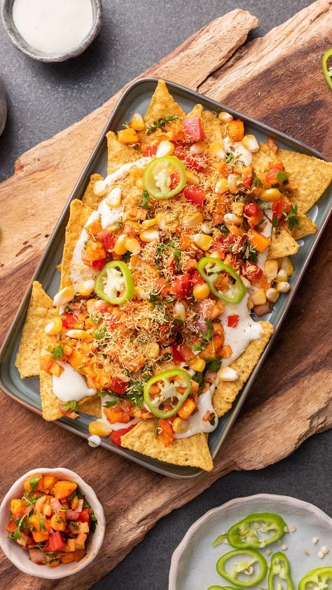 Indian Nachos, Nachos Cheese Sauce, Chillies Recipes, Nachos Salad, Corn Chaat, Nachos Cheese, Indian Chaat, Nachos Cheese Recipe, Cheese Nachos