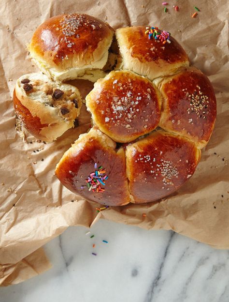 Guess what's in these Purim Inspired Challas? You can make your challah full of surprises that your kids and family will love. Purim Recipe, Challah Bread, Kosher Recipes, Jewish Recipes, Challah, Round Cake Pans, Pull Apart, Purim, Round Cakes