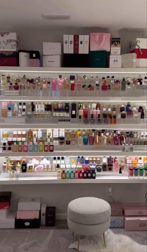 Luxury Perfume Collection, Collection Display Shelves, Perfume Collection Display, Deco Spa, Koleksi Parfum, Vibey Room, Perfume Storage, Expensive Perfume, Perfume Display