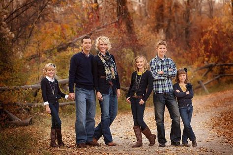 Large Family Poses, Family Photo Colors, Large Family Photos, Family Photoshoots, Fall Family Photo Outfits, Family Portrait Poses, Family Picture Poses, Family Pic, Photography Poses Family