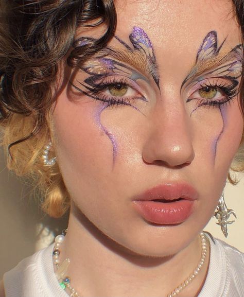 Nature Inspired Makeup, Fairy Makeup Looks, Fairy Fantasy Makeup, Artistic Makeup Looks, Faerie Makeup, Fairy Eyes, Artsy Makeup, Butterfly Makeup, Graphic Makeup