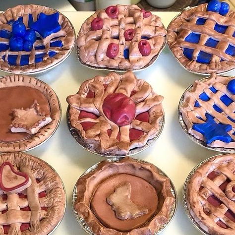 Michele Watts on Instagram: "Model Magic Pies! 🥧 #modelmagic #crayola #artteachersofinstagram #artclass #studentart #studentartwork #iteachart #pie Lesson idea @2art.chambers @little.blueprints.art.studio" Elementary Model Magic Projects, Model Magic Projects For Kids, Model Magic Ideas, Magic Pie, Pies Art, Model Magic, Sculpture Ideas, Hand Pies, Kids Create