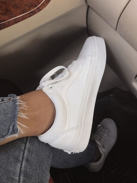 White Vans Women, White Vans Aesthetic, Vans White Outfit, Outfits With White Vans, White Vans Outfit Women, Vans Women Outfit, Old Skool Vans Outfit, Vans Shoes White, White Vans Outfit