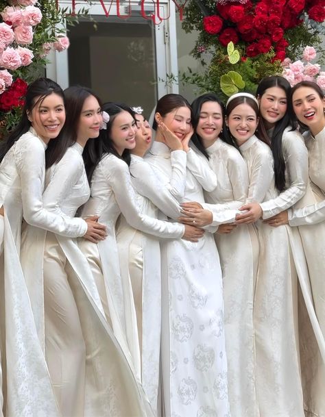 Ao Dai Tea Ceremony, Wedding Vietnamese, Wedding Chinese, Vietnam Wedding, Bridal Parties Colors, Foto Wedding, Vietnamese Dress, Engagement Ceremony, Thai Dress