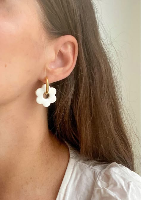 Handmade polymer clay earrings, white hoop earrings, flower hoop earrings Clay Daisy Earrings, Birthday Clay Earrings, Polymer Clay Earrings Minimalist, Summer Earrings Clay, How To Clay Earrings, Daisy Clay Earrings, Dainty Clay Earrings, Minimalist Clay Earrings, Minimalist Polymer Clay Earrings