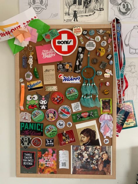 Corkboard Ideas Aesthetic, Tack Board Ideas, Bulletin Board Bedroom, Push Pin Board Ideas, Bulletin Boards For Home, Pin Board Ideas Room Decor, Bulletin Board Ideas Aesthetic, Cute Cork Board Ideas, Bulletin Board Aesthetic