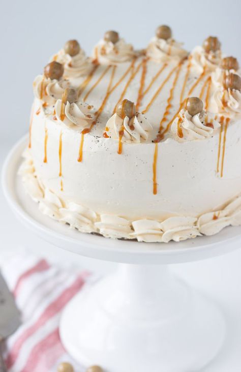 This caramel macchiato cake is a rendition of Starbucks caramel macchiato latte with a rich coffee cake topped with caramel buttercream. Starbucks Caramel Macchiato, Starbucks Caramel, Caramel Buttercream, Caramel Macchiato, Delicious Cake Recipes, Cake Toppings, How Sweet Eats, Homemade Cakes, Cakes And More