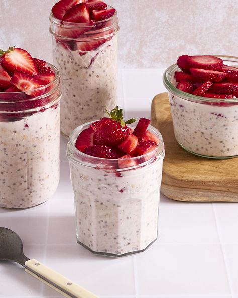 Strawberry Milk Overnight Oats - Brocc Your Body Overnight Oats Meal Prep, Oats Meal Prep, Brocc Your Body, Overnight Oats In A Jar, Strawberry Overnight Oats, Protein Overnight Oats, Chia Recipe, Breakfast Bites, Soup Dinner