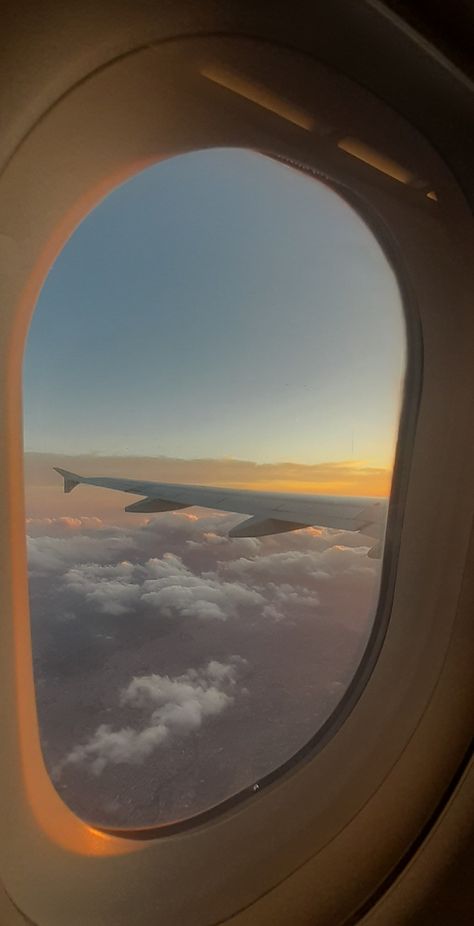 Sunrise Airplane Window, Flight Window Aesthetic, Air Plane Window View, Airplane Window Wallpaper, Airplane Window View Aesthetic, Plane Window View Aesthetic, Flight Window View, Flight Window Pics, Sunset Airplane Window