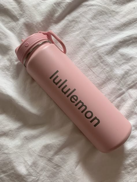 Lululemon Water Bottle Pink Aesthetic, Lululemon Bottle, Lululemon Water Bottle, Kylie Jenner Life, Pink Wishlist, Green Smoothie Girl, Pink Academia, Girly Christmas Gifts, Pretty School Supplies