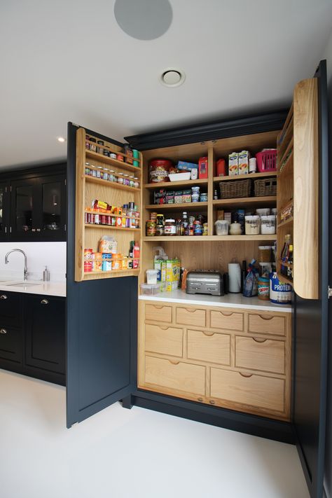 Pantry Design With Doors, Large Family Kitchen Layout, Kitchen Design Big Space, Wedding Floor Lights, Large Pantry Cupboard, Big Open Plan Kitchen Dining Living, Hidden Worktop Kitchen, Kitchen Design Functional, Rectangle Kitchen Diner Layout