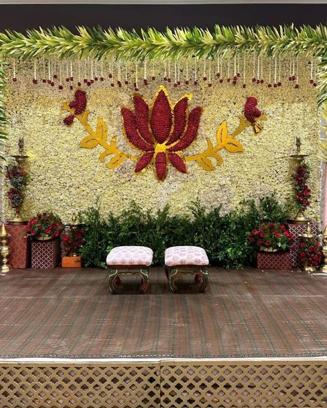 For this pellikuturu decor, the lotus and birds crafted from rose petals, paired with chrysanthemum flowers along the backdrop, create a traditional yet timeless elegance. #pellikuturu #pellikuturuceremony #pellikuturulook #pellikuturudecor #pellikuturufunction #splendorweddings#weddinginspiration #southindianweddings #receptiondecoration #northindianwedding #mehandidecor #seemanthamceremony #mehandi #southindianweddingdecor #mandap #mandapdecor #floraldecor #indianwedding #weddingi #eventpl... Pellikuturu Function Decoration, Lotus Backdrop Decoration, Pellikuturu Decor, Mangala Snanam, Pellikuthuru Decor, Traditional Backdrop, Detox Your Home, Mandap Decor, Marriage Decoration