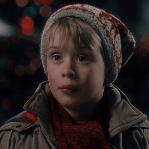 Kevin Alone At Home, Macaulay Culkin Home Alone, Kevin Home Alone, Home Alone 1, Christmas Wallpaper Aesthetic, Horror Vibes, 90s Films, 80s Actors, Movie Home