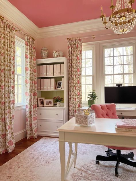 JRL Interiors — A chic and elegant pink home office Ladies Home Office, Glossy Ceiling, Pink Office Ideas, Girly Office Space, Pink Home Offices, Pink Home Office, Pink Office Decor, Girly Office, Feminine Office