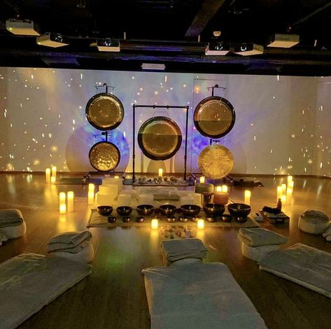 Gong Bath Meditation, Sound Healing Room Ideas, Sound Healing Room Design, Sound Healing Studio, Sound Therapy Room, Sound Bath Aesthetic, Sound Healing Room, Healing Room Ideas, Sound Bath Meditation