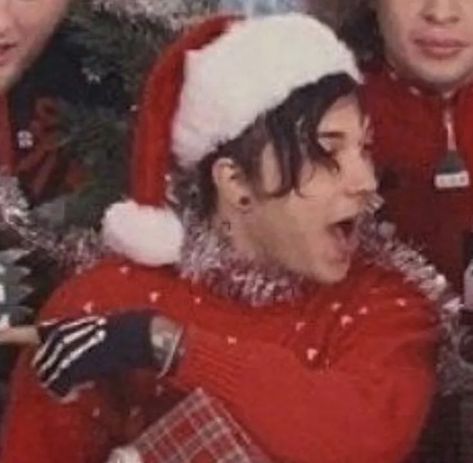 frank iero my chemical mcr Matching Mcr Pfps, Frerard Matching Icons, Mcr Christmas Pfp, Emo Christmas Pfp, Emo Christmas, Mike Way, Frank Lero, Short Scene Hair, Mcr Memes