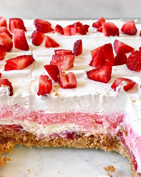 “Strawberry Delight” Is the No-Bake Dessert of Summer Strawberry Cheesecake Lasagna, Cheesecake Lasagna, Delight Dessert, Bake Sweets, Recipes Fruit, Baked Dessert, Sweet Surrender, Summer Eats, Strawberry Delight