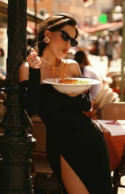 Italian Mafia Women, Italian Woman Aesthetic, Italian Women Style, Italian Glam, Italian Aesthetic, Paris Chic, Italy Outfits, Italian Women, Model Look