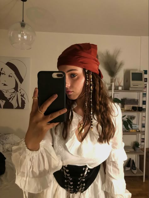 Skeleton Pirate Costume, Pirate Costume Women Makeup, Jack Sparrow Costume Women, Halloween Costumes Pirate Women, Last Minute Pirate Costume, Ghost Pirate Costume, Pirate Costume Makeup, Pirate Costume Man, Pirate Costume Hair