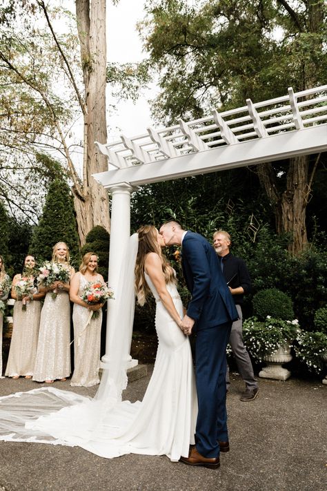 First kiss altar husband and wife Kiss At The Altar, Kiss Pose, Church Wedding Photography, How To Kiss, Wedding Alters, Church Wedding, First Kiss, Husband And Wife, Photo Inspo