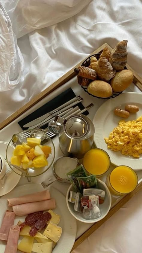 Romantic Breakfast, Breakfast Photography, Breakfast Platter, Hotel Breakfast, Breakfast Tray, Lunch Recipes Healthy, Food Platters, Breakfast Time, Breakfast In Bed